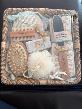 Essentials Cream Bath & Body Spa Gift Basket
Not liquid item
Not Liquid Item